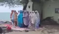 Heboh Emak-emak Sholat di Pinggir Pantai Sigandu Batang, Alasannya Tak Terduga