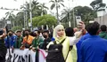 Foto: Wow! Aksi Unjuk Rasa BEM SI di Depan Gedung DPR Jadi Ajang Selfie