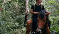 Inilah Profil Andrew Kalaweit, Pria Tampan yang Tinggal di Hutan dan Dijuluki Sebagai Tarzan Indonesia
