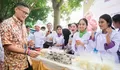Jajanannya dibeli oleh Menparekraf Sandiaga Uno, para gadis SMK Pariwisata pun tampak histeris kegirangan