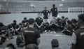 Isak Tangis Pemain Arema Pecah Saat Proses Tabur Bunga dan Doa di Stadion Kanjuruhan Pasca Tragedi Kanjuruhan