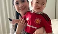 Diposting Akun Resmi Manchester United, Nagita Slavina Dituduh Pakaikan Baju KW kepada Cipung, Warganet Heboh