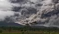 Gunung Semeru masih terus erupsi hingga tinggi letusan 300 meter dari puncak