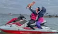 Haduh demi konten YouTube Ria Ricis ajak bermain jet ski bersama anaknya tanpa pengaman 