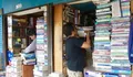 Foto: Pedagang Buku Bekas di Terminal Senen Tetap Bertahan di Era Digital   