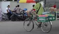 Qolbi Berkeliling Menggunakan Sepeda Untuk Menjajakan Dagangannya