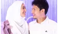Baper Abis! Dimas Seto Peluk Mesra Dhini Aminarti yang Baru Pulang Umroh, Warganet: Definisi Cinta Sejati