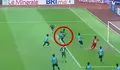 Horor! Detik-detik Ricki Ariansyah Kolaps saat Pertandingan Madura United vs PSIS Semarang