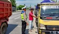 Cegah Macet dan Kecelakaan, Satlantas Polres Kendal Tertibkan Truk Parkir di Bahu Jalan
