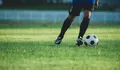 Teknik Dasar Sepak Bola: Mengoptimalkan Kemampuan Menggiring Bola