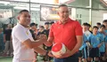 Apresiasi Pembukaan Turnamen Olahraga di Bintara, Plt Wali Kota Bekasi Tri Adhianto Beri Hadiah