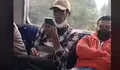 Viral Video Pria di KRL Asyik Nyanyi Sambil Pakai Headset, Netizen Salfok ke Penumpang Sebelah