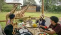 Liburan Eksklusif Ranking 1 di Puncak, Tamu Hotel Satwa Royal Safari Garden Bisa Makan Bareng Jerapah