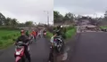 Warga Kocar-kacir Ada Luapan Lahar Dingin ke Jalan dan Area Persawahan di Lumajang, Motor Sampai Tersapu