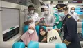 Penumpang Kereta Dapat Souvenir dan Bunga Mawar di Hari Kartini 2021