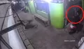 Pelaku Begal Payudara Terekam CCTV di Jakarta Utara