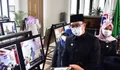 Pimpinan dan Anggota DPRD Jabar bersama Gubernur Jabar M. Ridwan Kamil saat meninjau pameran foto kegiatan reses yang bertempat di Lobby Ruang Paripurna DPRD Jabar