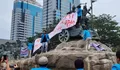 Aksi Mahasiswa di Jakarta: Mereka Mendaki Patung Kuda dan Menyuarakan Tuntutan Demokratis!