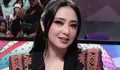Dikabarkan Putus dengan Sang Kekasih, Dewi Perssik Tegas Ungkap Hubungannya Baik-Baik Saja 
