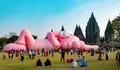 Destinasi Unik, 'KAWS: Holiday Indonesia' Memikat Wisatawan ke Candi Prambanan