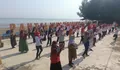 Wisata Sehat, 150 Lansia Diajak Senam hingga Cek Darah di Pantai Indah Kemangi Kendal