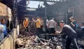 Gotong Royong Bersihkan Puing Kebakaran, Ini Pesan Kapolsek Kaliwungu