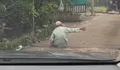Tak Mau Menepi Sebelum Diberi Uang, Aksi Lansia Ini Bikin Jalanan Macet