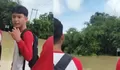 Jalan Terendam dan Jembatan Lapuk, Perjuangan Pelajar Lampung Tengah Menuju Sekolah Ini Viral dan Tuai Keprihatinan