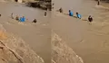 2 Bulan Hidup Tanpa Penerangan, Warga Aceh Tengah Gotong Royong Pikul Ratusan Tiang Listrik Menyeberangi Sungai demi Terangnya 4 Desa Terisolir