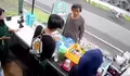 Niat Baik Berujung Kekerasan: Viral Video Pria Diduga ODGJ Mengamuk di Gerai Es Teh, Rekaman CCTV Jadi Sorotan