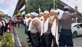 Polisi Pakai Peci dan Sorban saat Kawal Demo BEM UI di Mabes Polri, Netizen: Mau Ceramah Pak?