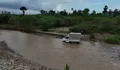 Potret Perjuangan Petugas SPPG di Pedalaman NTT, Seberangi Sungai Antar MBG