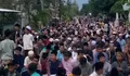Viral Antrean Panjang Warga Sumenep demi Menanti Tarawih Sejak Siang Hari, Amplop Rp300 Ribu Disebut Jadi Penyemangat