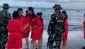 Sehari Usai Instruksi Presiden, TNI Bersama Pelajar Gotong Royong Bersihkan Sampah di Pantai Kuta Bali