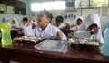 Momen Seru Para Siswi SMA Nikmati Makan Bergizi Gratis, Bawa Kerupuk dan Sambal dari Rumah