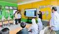 Momen Hardiknas, Prabowo Duduk di Tengah Murid SD, Saksikan Pembelajaran dengan Smart TV dari Pemerintah
