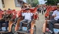 Tersenyum Bahagia, Pengayuh Becak Lansia di Rembang Dapat Becak Listrik dari Presiden Prabowo
