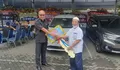 BRI Kanca Depok Serahkan Hadiah Mobil ke Samiyo Pemenang Grandprize PHS