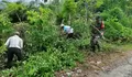 Babinsa Koramil Kluet Timur dan Warga Lakukan Gotong Royong