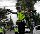 Anggota Polantas Dan Sabhara Polres Cimahi Lakukan Hal Unik Untuk Menghibur Pengguna Jalan saat Arus Balik