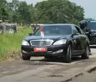 Detik-detik Mobil Presiden Terjang Jalan Rusak di Lampung, Sempat Kesusahan Melewati Jalan Tersebut