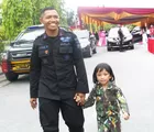  si Kecil Berpakaian Brimob Pangkat Bintang Dua