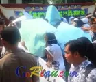Ratusan Guru Honor Berunjuk Rasa, Tagih Janji Kampanye Firdaus