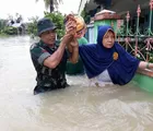 Babinsa Bantu Evakuasi Warga Terdampak Banjir