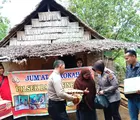 Buruh Karet Dapat Rezeki dari Tim Jum'at Barokah Polsek Bagan Sinembah