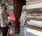 Alumni Akpol 1991 Riau door to door ke Rumah Warga Bagi 1020 Paket Sembako