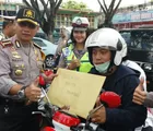 Kapolresta Pekanbaru Beri Bingkisan ke Masyarakat