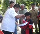Berikan Bantuan Seragam Sekolah, Warga Terus Mendoakan Jufri Zubir