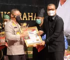 Kapolda Riau Terima Penghargaan