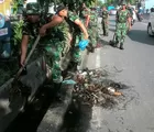 Puluhan TNI AD Bersama Masyarakat Gelar Karya Bakti